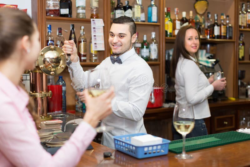 Dating en bartender flickaVad är de japanska dating spel som heter