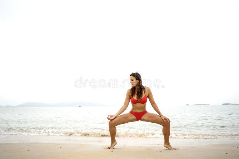 Flicka som g?r yoga p? stranden royaltyfri foto Flicka som g?r yoga p? stranden royaltyfri foto