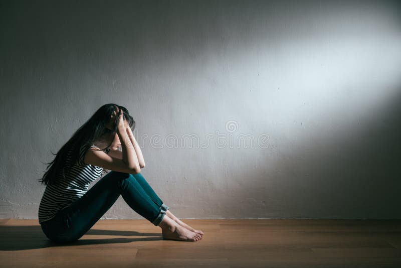 Flicka som har problem och får fördjupningssjukdom arkivbild Flicka som har problem och får fördjupningssjukdom arkivbild