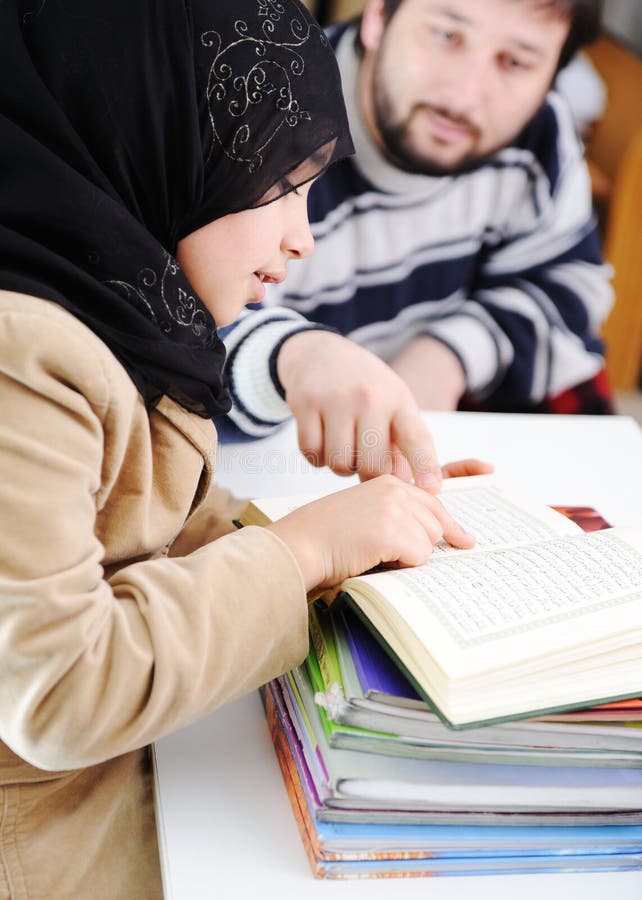 flicka som lärer muslim arkivbild flicka som lärer muslim arkivbild