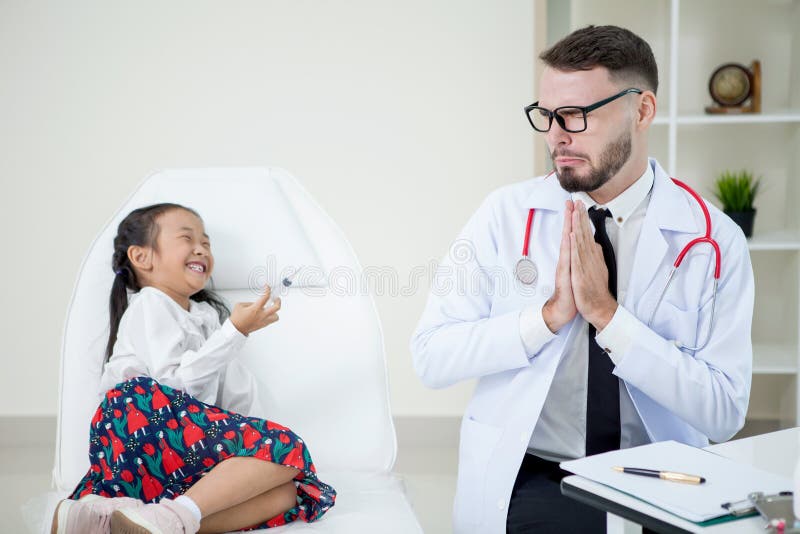 flicka som rymmer en injektionssprutavisare med injektionvaccinering till doct royaltyfria bilder flicka som rymmer en injektionssprutavisare med injektionvaccinering till doct royaltyfria bilder
