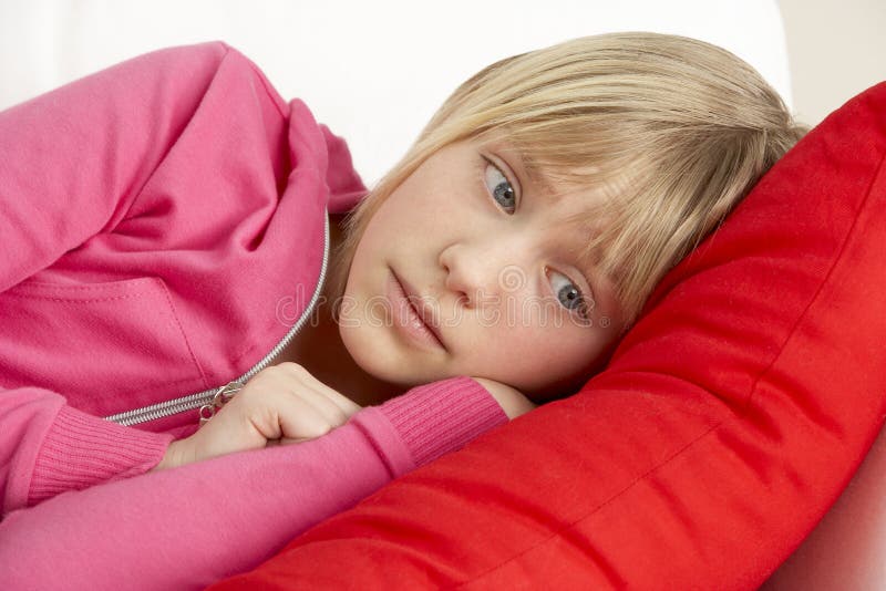 flicka som ser SAD sofabarn royaltyfria bilder flicka som ser SAD sofabarn royaltyfria bilder