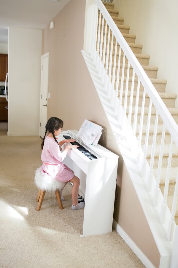 Flicka som spelar ett vitt piano royaltyfria foton Flicka som spelar ett vitt piano royaltyfria foton