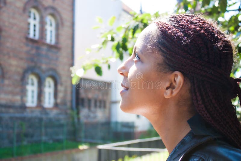 Flicka som tycker om stadspromenaden arkivfoto Flicka som tycker om stadspromenaden arkivfoto