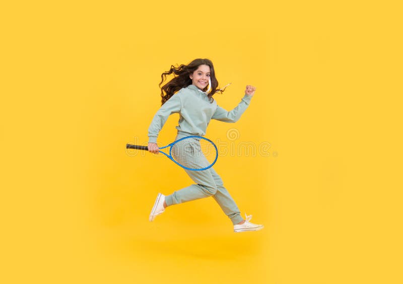 15-flicka springer till träning. som är avsedd för lämplighet. tennis- eller badmintonspelare. arkivfoto