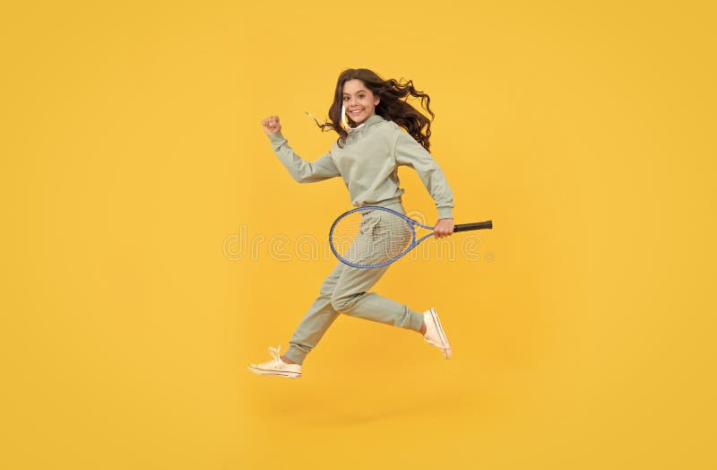 15-flicka springer till träning. som är avsedd för lämplighet. tennis- eller badmintonspelare. royaltyfria foton
