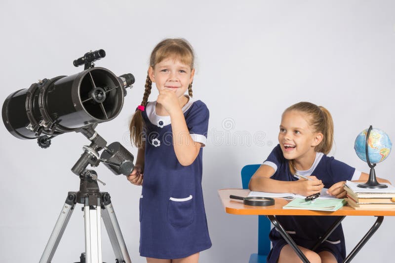 Flickaastronomtanke, en annan flicka med leendet som ser henne royaltyfria bilder Flickaastronomtanke, en annan flicka med leendet som ser henne royaltyfria bilder