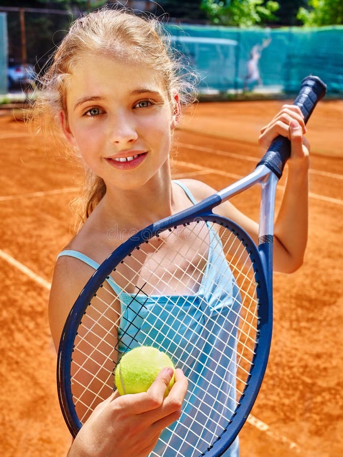 Flickaidrottsman nen med racket och boll på tennis royaltyfria bilder Flickaidrottsman nen med racket och boll på tennis royaltyfria bilder