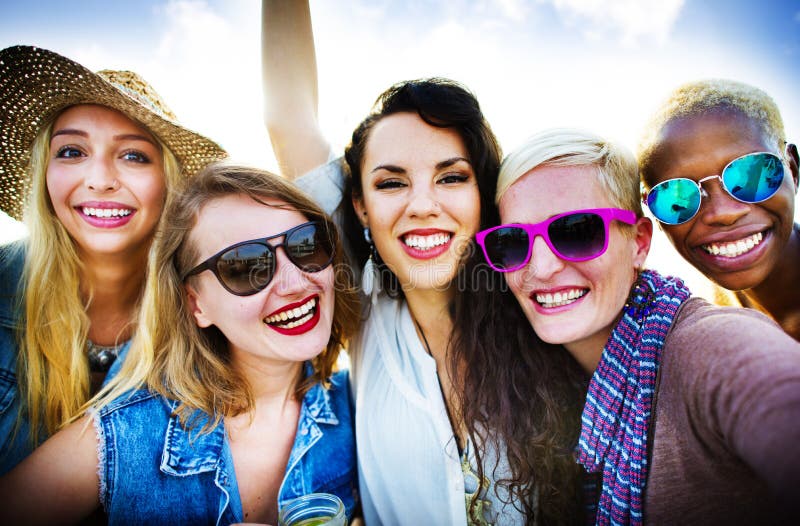Flickakamratskap som tillsammans ler begrepp för sommarsemestrar arkivbild Flickakamratskap som tillsammans ler begrepp för sommarsemestrar arkivbild