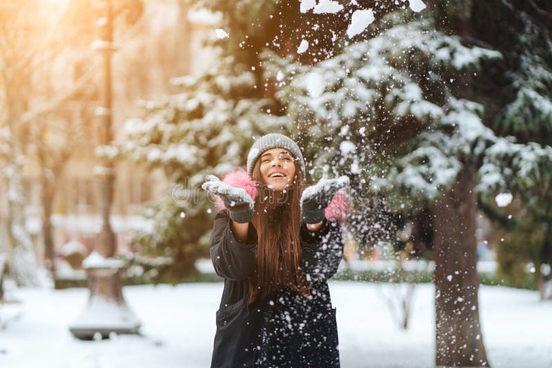 Flickakasten snöar upp i staden arkivfoto