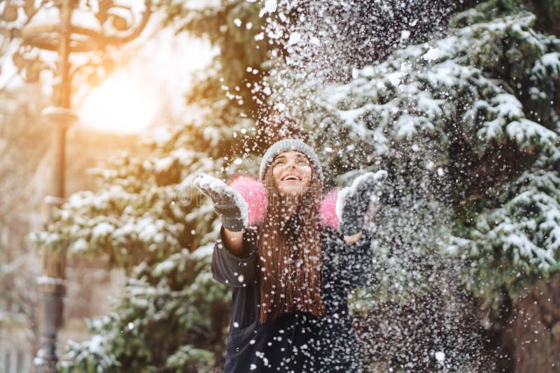Flickakasten snöar upp i staden royaltyfri bild