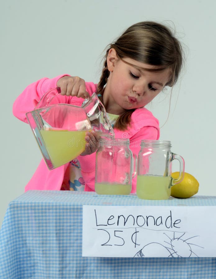 flickalemonade little hällande stand royaltyfria bilder flickalemonade little hällande stand royaltyfria bilder