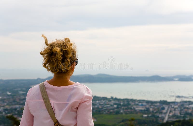 Flickan beundrar kusten av Phuket royaltyfri bild Flickan beundrar kusten av Phuket royaltyfri bild