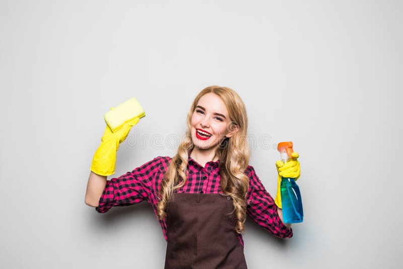flickan för torkduken för cleaning för den asiatiska flaskan för bakgrund härliga isolerade den caucasian gulliga roliga ladyen b arkivfoton flickan för torkduken för cleaning för den asiatiska flaskan för bakgrund härliga isolerade den caucasian gulliga roliga ladyen b arkivfoton
