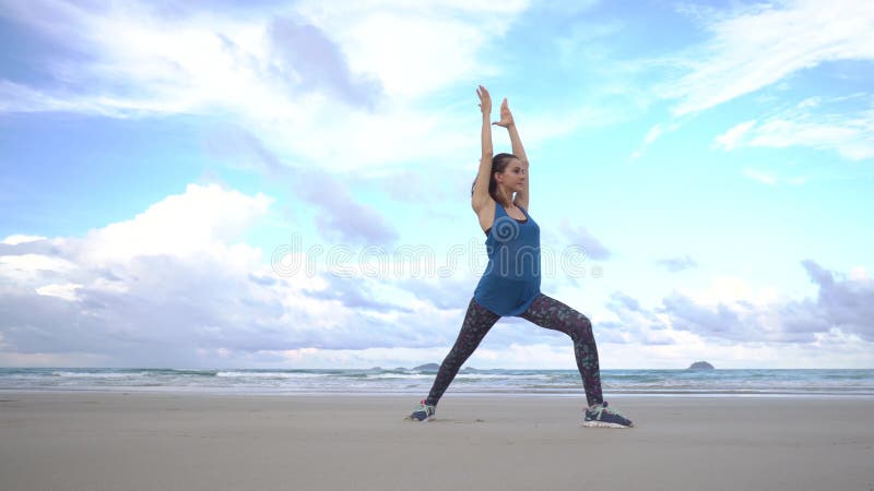 Flickan gör yoga poserar på stranden i Vietnam Lycklig kvinnaavkoppling för hav