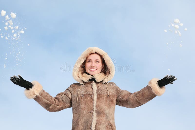 flickan hands huvsnowkast uppåt royaltyfri fotografi flickan hands huvsnowkast uppåt royaltyfri fotografi