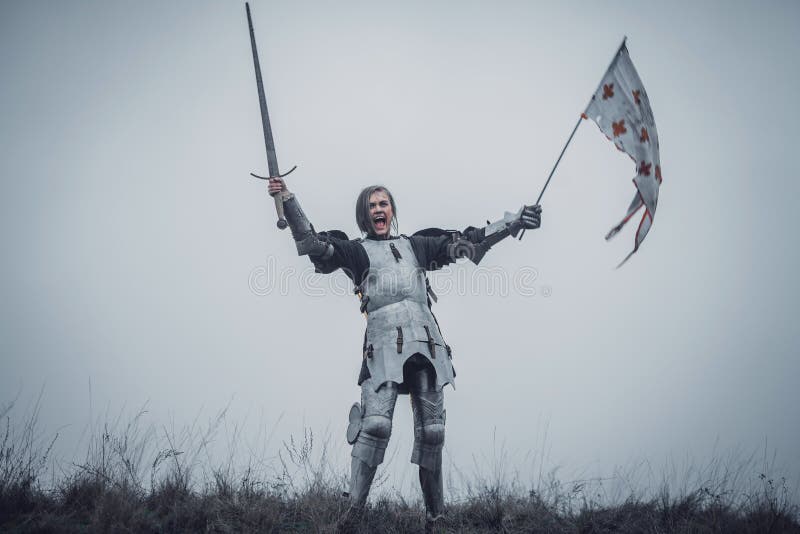 Flickan i bild av den Jeanne D `-bågen står i harnesk och utfärdar stridsrop med svärdet som lyfts upp, och flaggan i henne hände