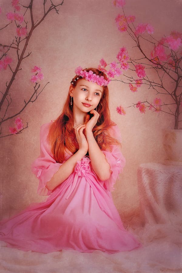 Flickan i en rosa klänning och rosa färgkrans arkivbilder Flickan i en rosa klänning och rosa färgkrans arkivbilder