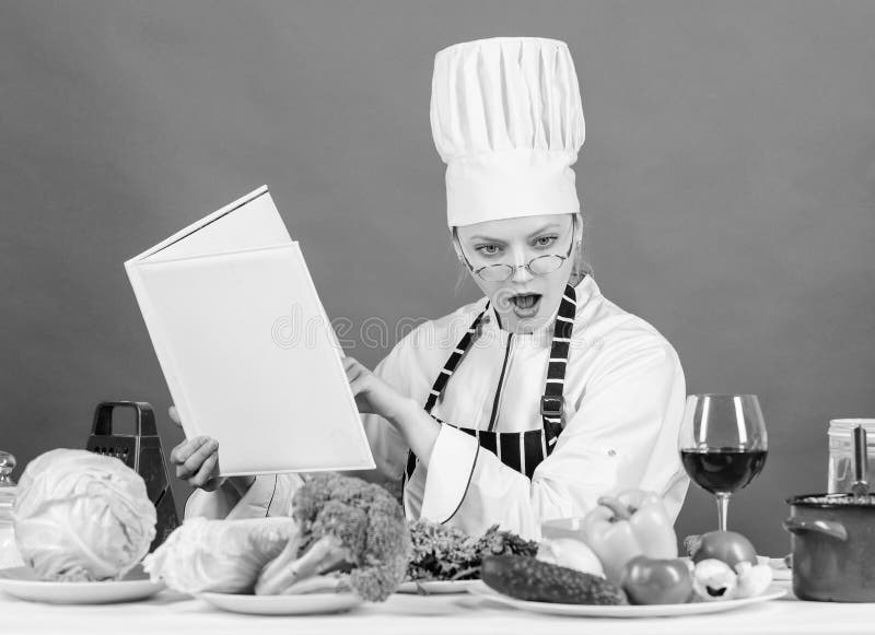 Flickan l?ste b?sta kulinariska recept f?r bok Kulinariskt utbildningsbegrepp Kvinnlign i hatt och f?rkl?de vet allt omkring arkivbild Flickan l?ste b?sta kulinariska recept f?r bok Kulinariskt utbildningsbegrepp Kvinnlign i hatt och f?rkl?de vet allt omkring arkivbild