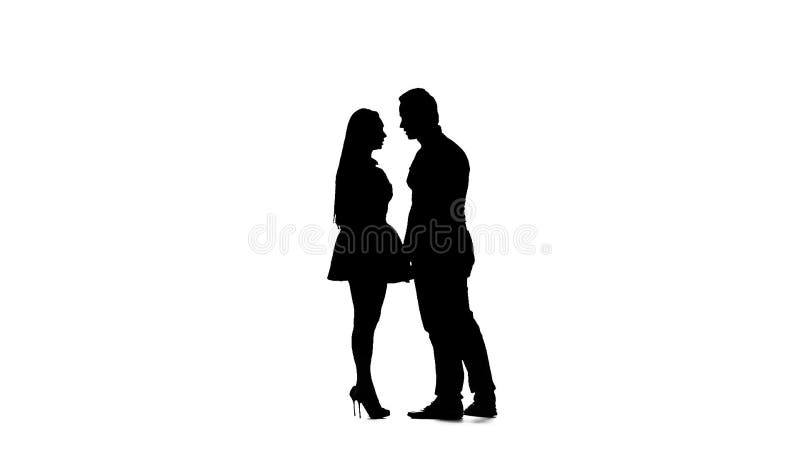 Flickan och mannen argumenterar, dem har en skandal silhouette Vit bakgrund långsam rörelse