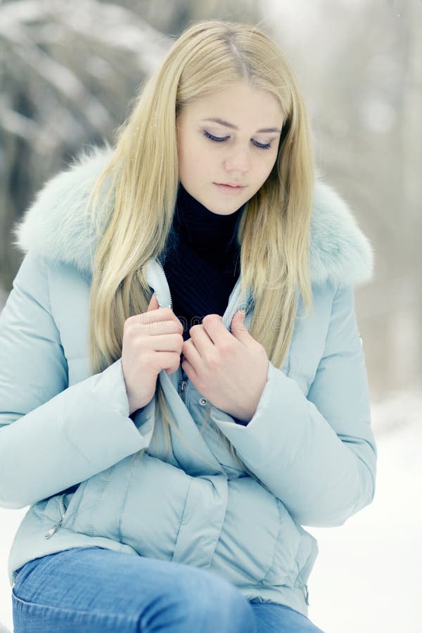 Flickan på vinter går arkivbild Flickan på vinter går arkivbild