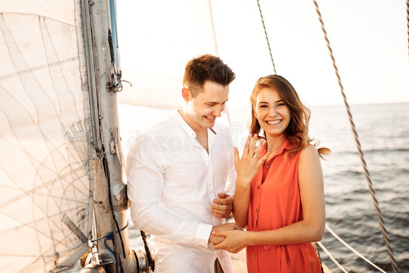 Flickan sa ja till ett äktenskapsförslag på en yacht. Flickan sa att han ja ett äktenskapsförslag på en yacht gav en ring att du blir min fru