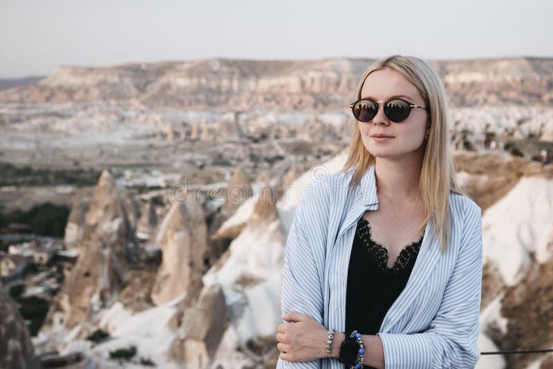 Flickan står på toppen av berget i Cappadocia, Turkiet Flygets syn på de berömda stentopparna Resebegreppet och arkivbilder Flickan står på toppen av berget i Cappadocia, Turkiet Flygets syn på de berömda stentopparna Resebegreppet och arkivbilder