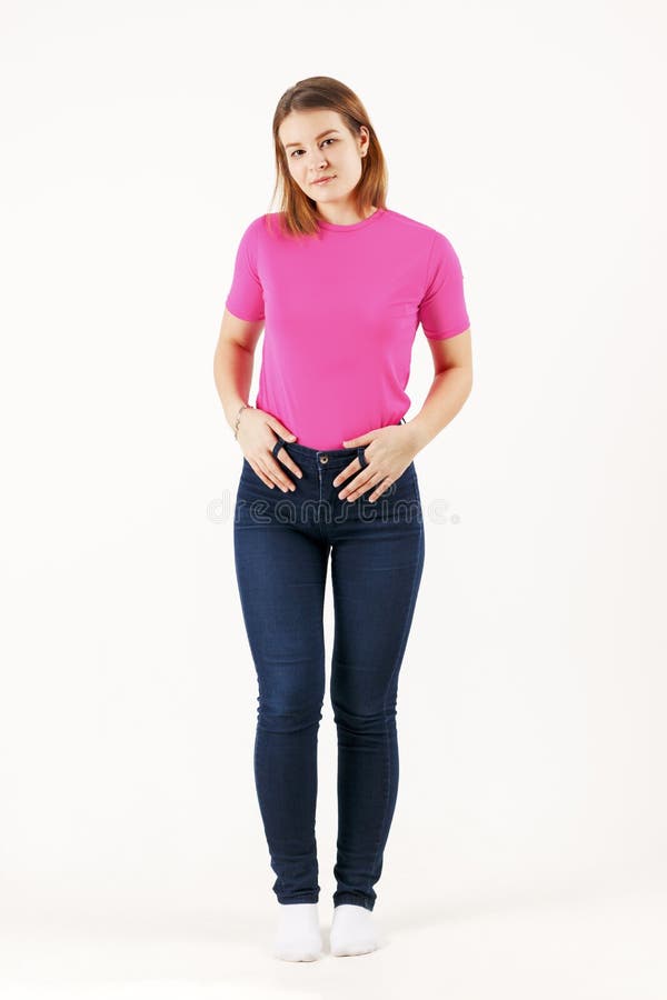 Flickatonåring i rosa t-skjorta och jeans i den vita studion arkivfoto Flickatonåring i rosa t-skjorta och jeans i den vita studion arkivfoto