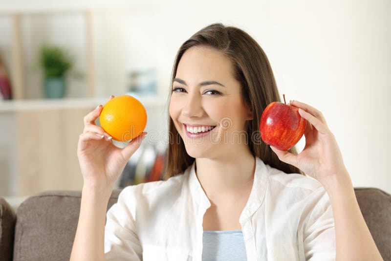 Flickavisningäpple och orange frukter royaltyfri fotografi