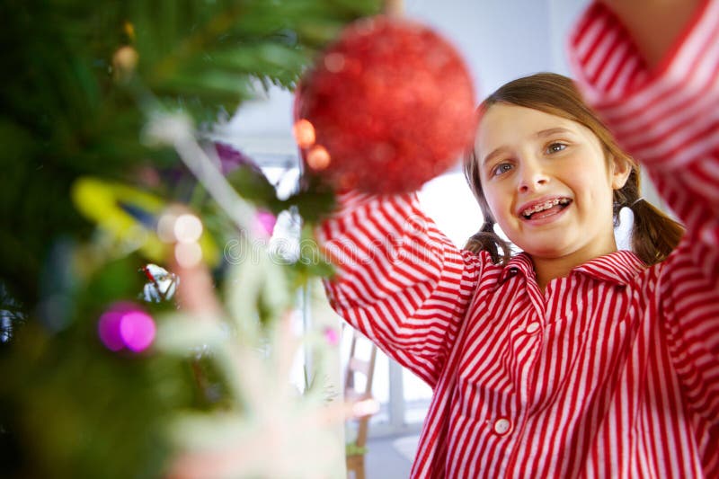 Flickdekoration och baubles på julgranen i hempyjamas och glada över festliga evenemang i vardagsrummet. Underordnad arkivbilder