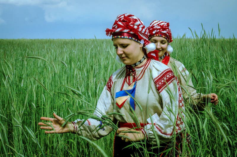 Flickor i traditionella vitryska folkdräkter för ritualen i den Gomel regionen av Vitryssland