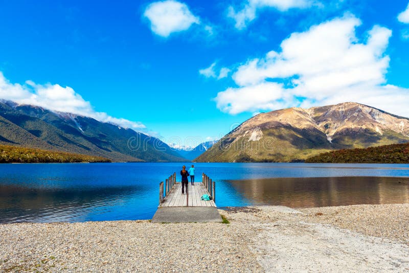 Flickor på flodstranden Rotoiti, Nelson Lakes nationalpark, Nya Zeeland arkivbilder Flickor på flodstranden Rotoiti, Nelson Lakes nationalpark, Nya Zeeland arkivbilder