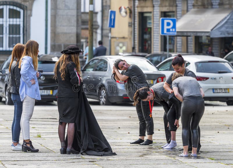 Flickor som har kul efter att ha badat i Bragas grundare arkivfoto Flickor som har kul efter att ha badat i Bragas grundare arkivfoto
