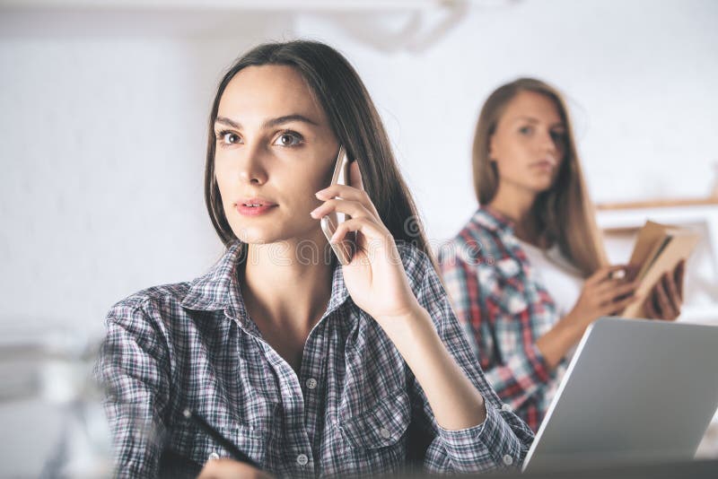 Flickor som i regeringsställning talar på telefonen arkivbild Flickor som i regeringsställning talar på telefonen arkivbild