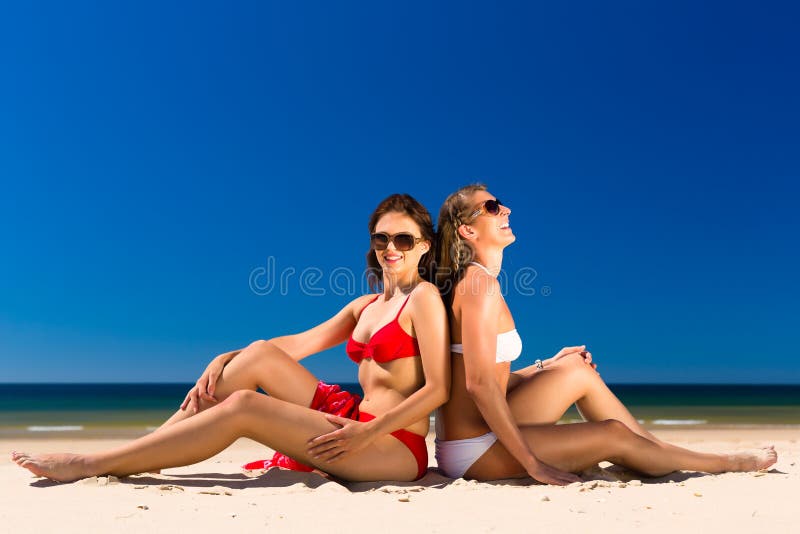 Flickor som tycker om frihet på stranden fotografering för bildbyråer Flickor som tycker om frihet på stranden fotografering för bildbyråer