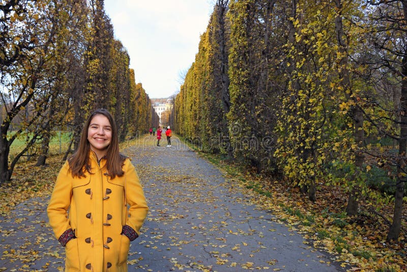 Flickporträtt i parkhösten fotografering för bildbyråer