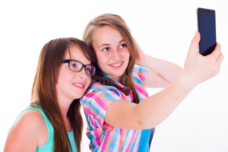 Flickvänner som tar selfie med telefonen royaltyfri bild Flickvänner som tar selfie med telefonen royaltyfri bild