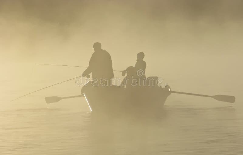 Fliegen-Fischen in einem Antriebboot im Nebel