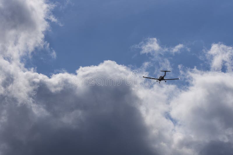 Fliegen in Wetter im einmotorigen Leichtflugzeug stockfotos Fliegen in Wetter im einmotorigen Leichtflugzeug stockfotos