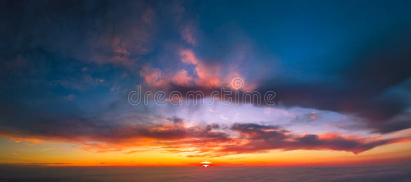 Fliegen zwischen die Wolke bei Sonnenuntergang lizenzfreie stockbilder Fliegen zwischen die Wolke bei Sonnenuntergang lizenzfreie stockbilder
