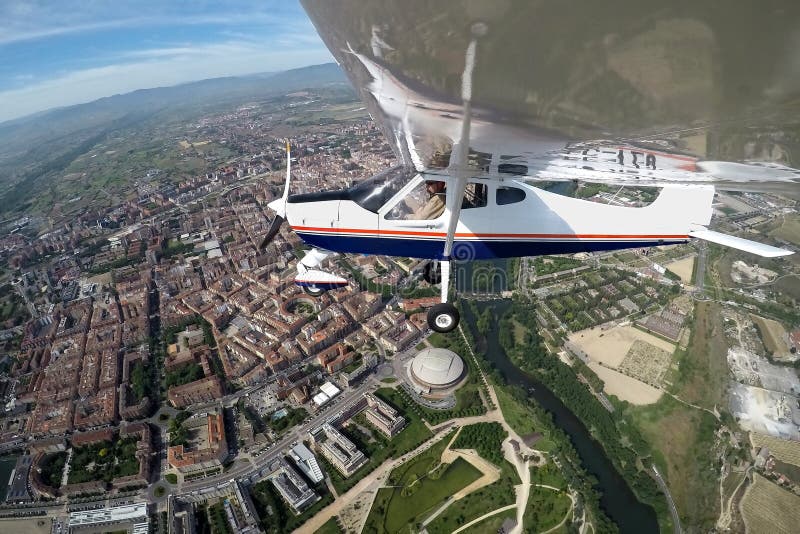 Fliegen über die Stadt logrono in einem Flugzeug stockfotos