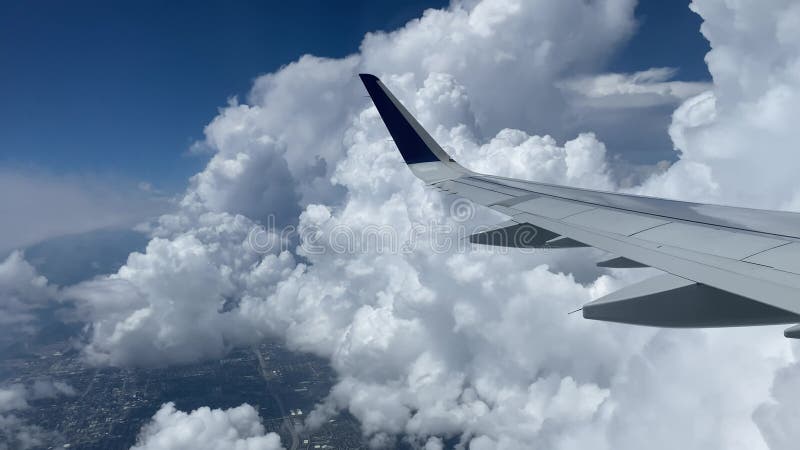 Fliegen über Miami. Angaben der Ostküste vom Flächenfenster. schöne weiße Wolken gegen blauen Himmel. das Türkiswasser