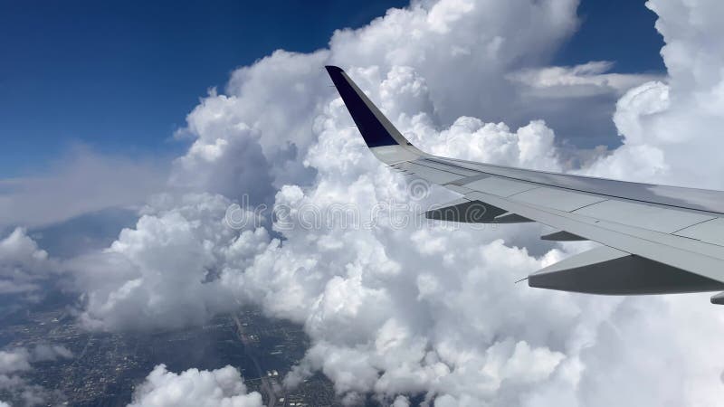 Fliegen über Miami. Angaben der Ostküste vom Flächenfenster. schöne weiße Wolken gegen blauen Himmel. das Türkiswasser