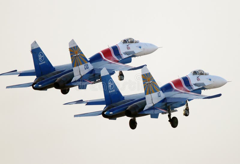 Fliegende Anzeige des Russen adelt Sukhoi Su-27s in Bahrain-International Airshow stockbilder Fliegende Anzeige des Russen adelt Sukhoi Su-27s in Bahrain-International Airshow stockbilder