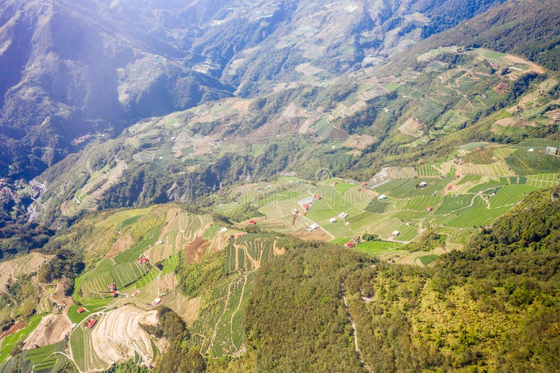 Fliegendes Brummen in Richtung zu schönem erstaunlichem berühmtem Mt Hehuan in Taiwan vorbei über dem Gipfel, Vogelperspektive ge lizenzfreie stockfotos Fliegendes Brummen in Richtung zu schönem erstaunlichem berühmtem Mt Hehuan in Taiwan vorbei über dem Gipfel, Vogelperspektive ge lizenzfreie stockfotos