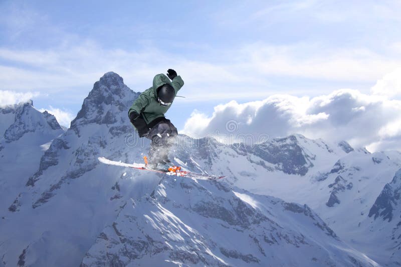 Fliegenskifahrer auf schneebedeckten Bergen Extremer Wintersport, alpiner Ski stockfotos Fliegenskifahrer auf schneebedeckten Bergen Extremer Wintersport, alpiner Ski stockfotos