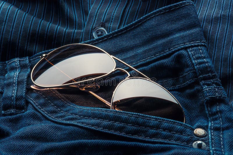 Fliegersonnenbrille in den Jeans steckt ein stockfotografie Fliegersonnenbrille in den Jeans steckt ein stockfotografie
