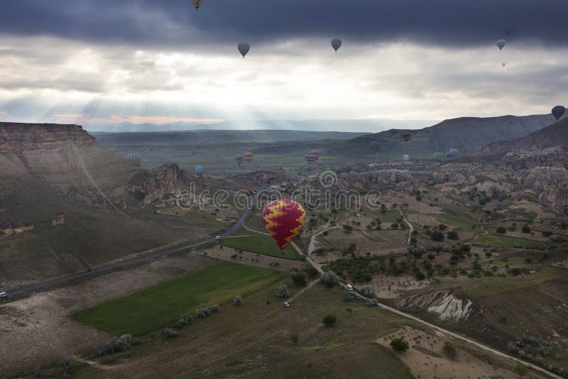 Fliegt Ballone über das Tal in Cappadocia stockfotos Fliegt Ballone über das Tal in Cappadocia stockfotos