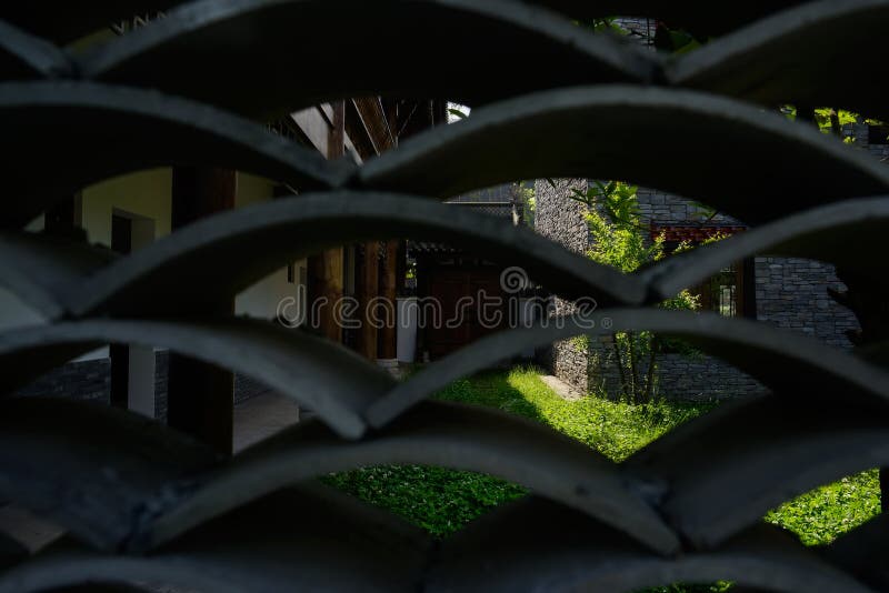 Fliese-vergitterte Hofwand des traditionellen Hauses im sonnigen Sommer lizenzfreie stockfotos Fliese-vergitterte Hofwand des traditionellen Hauses im sonnigen Sommer lizenzfreie stockfotos