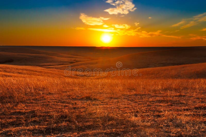 Flint Hills del tramonto di Kansas fotografia stock libera da diritti Flint Hills del tramonto di Kansas fotografia stock libera da diritti